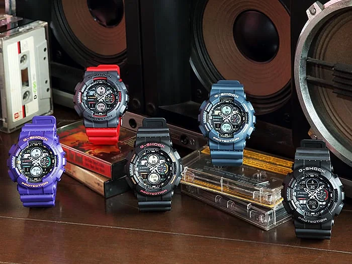 Die G-SHOCK Armbanduhr GA-140-6A neben den vier anderen Modellen der CLASSIC GA-140 Serie.