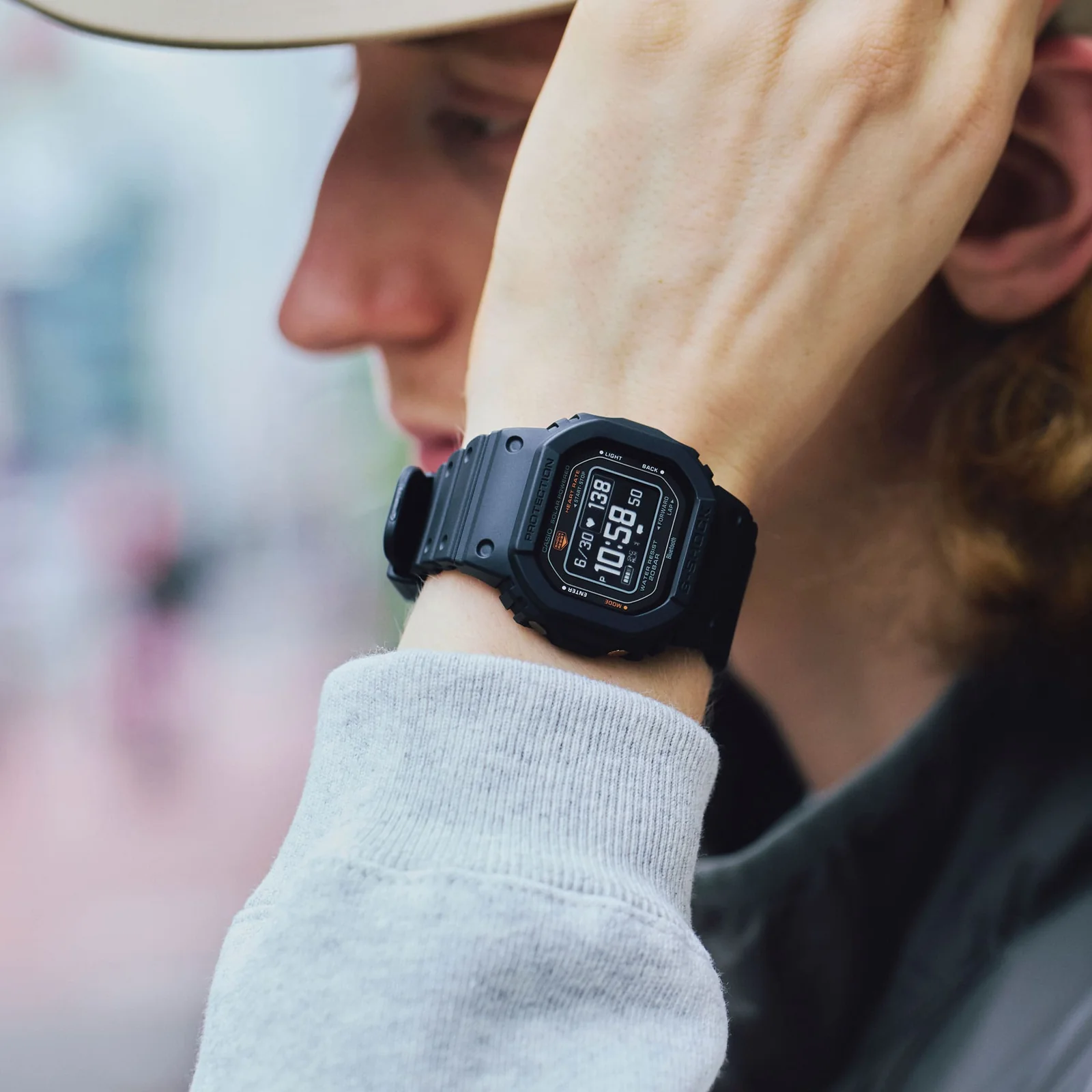Nahaufnahme der G-SHOCK Armbanduhr DW-H5600-1 am Handgelenk einer Person.
