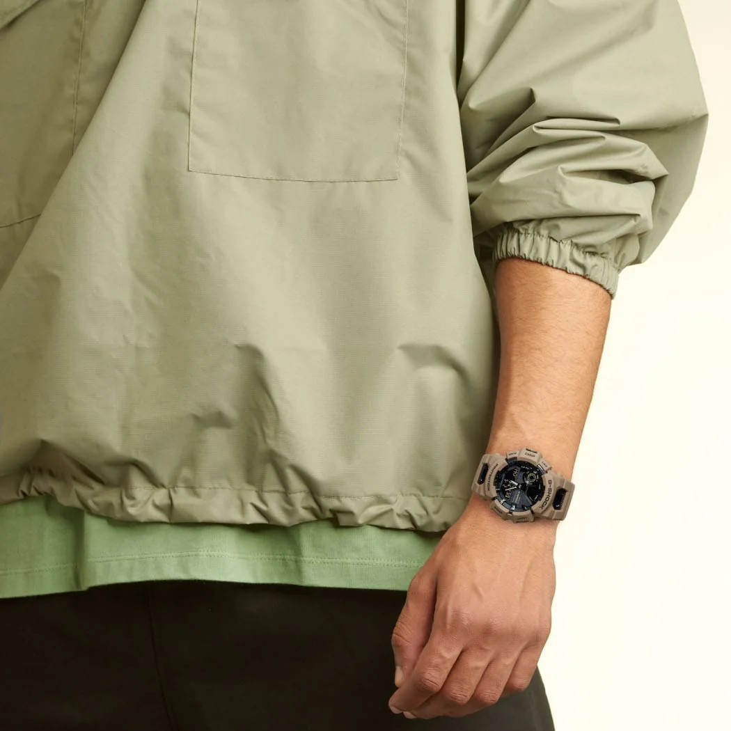Die G-SHOCK Armbanduhr GBA-900UU-5A am Handgelenk einer Person.