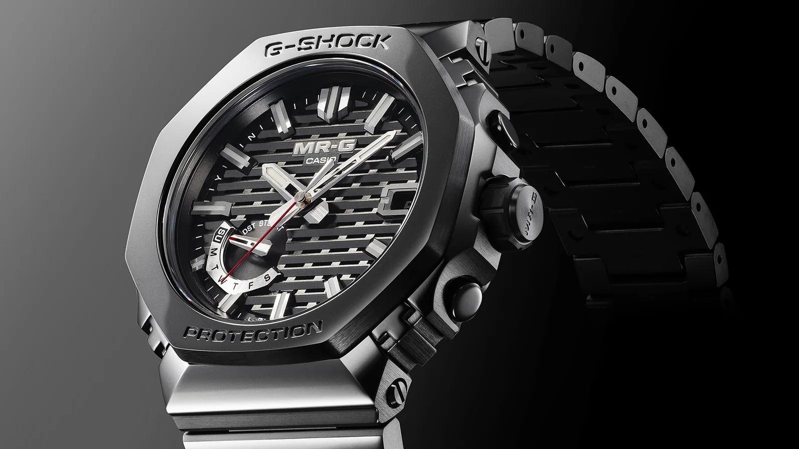 Die seitliche Nahaufnahme der G-SHOCK Armbanduhr MRG-B2100B-1A zeigt die Mehrkomponentenstruktur, den hochwertigen Schliff und die Bedientasten rechts außen am Gehäuse.