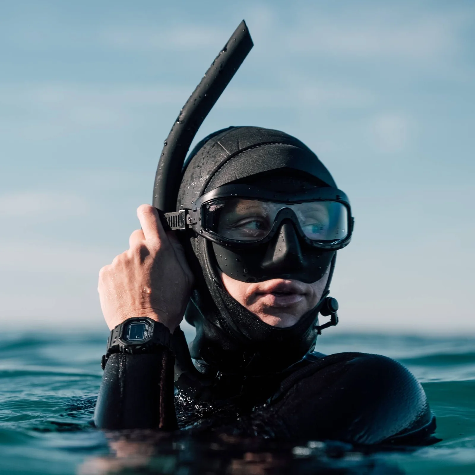 Eine Taucherin im Wasser trägt neben einem schwarzen Neoprenanzug auch die schwarze GW-5000HS-1 am Handgelenk