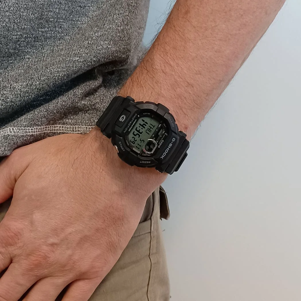 Nahaufnahme der G-SHOCK Armbanduhr GD-350-1 am Handgelenk einer Person.
