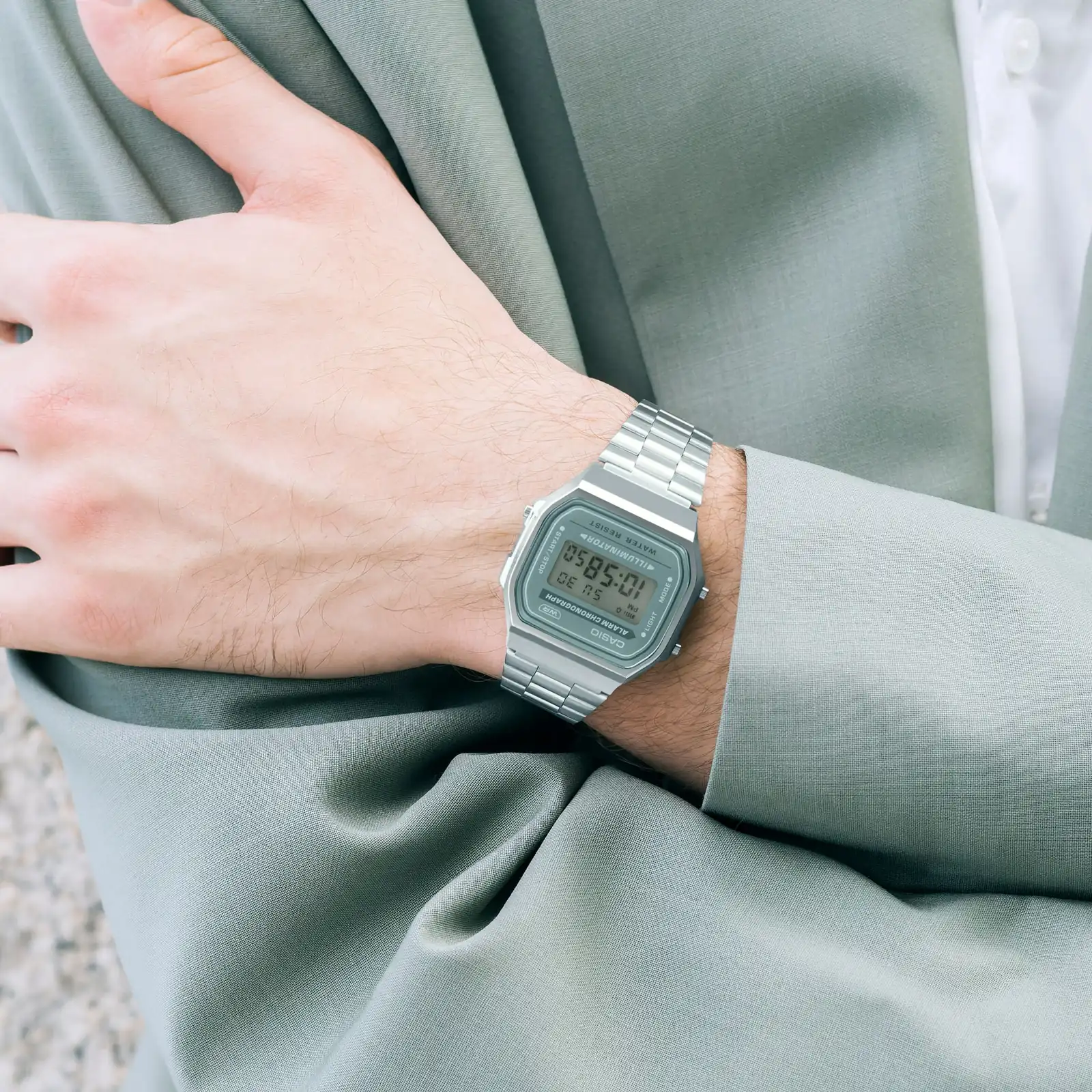 Nahaufnahme der CASIO VINTAGE COLLECTION Armbanduhr A168WA-3AY am Handgelenk einer Person.